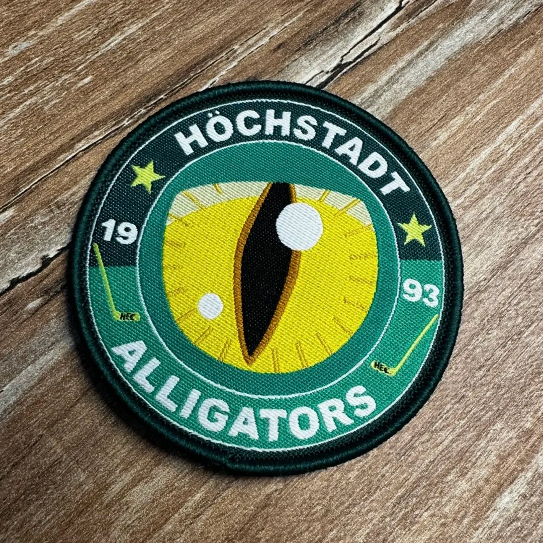 Aufbügelbarer Stoffpatch mit hochwertiger Stickerei im HEC-Design.