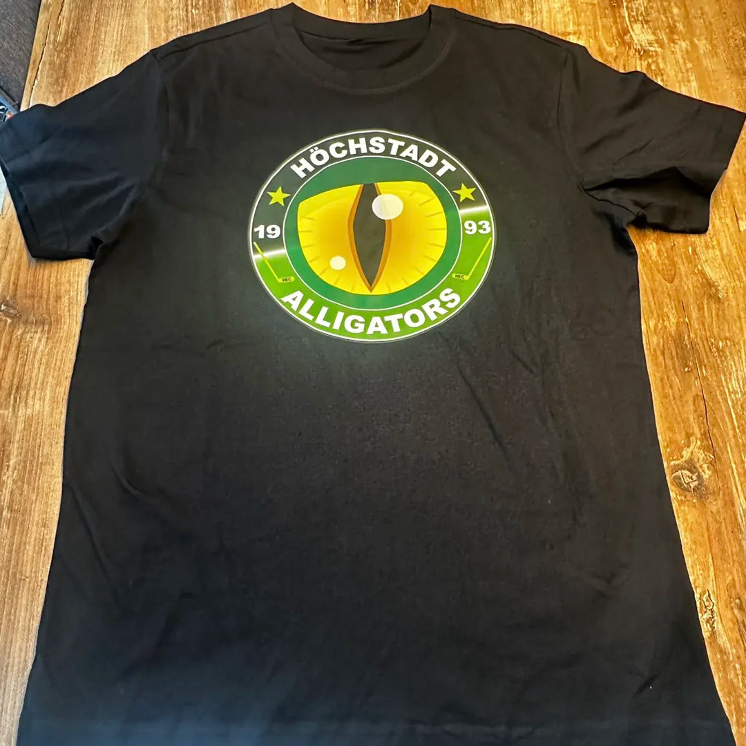 schwarzes T-shirt mit Alligators Logo auf der Vorderseite