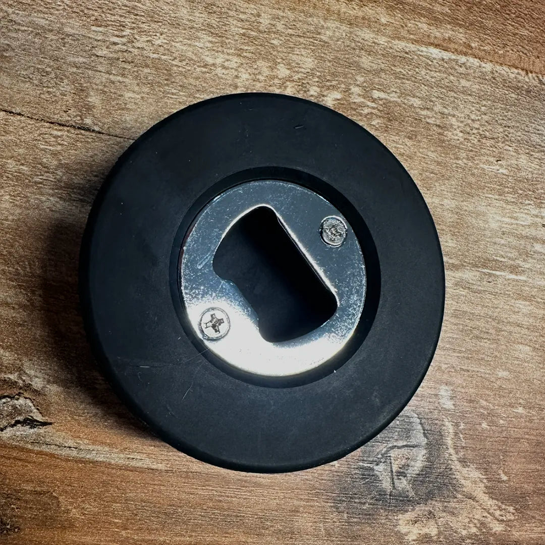 Puck als Flaschenöffner mit Alligators Logo - Rückseite