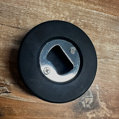 Puck als Flaschenöffner mit Alligators Logo - Rückseite