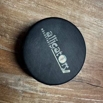Puck als Flaschenöffner mit Alligators Logo - Vorderseite