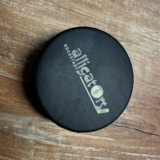 Puck als Flaschenöffner mit Alligators Logo - Vorderseite