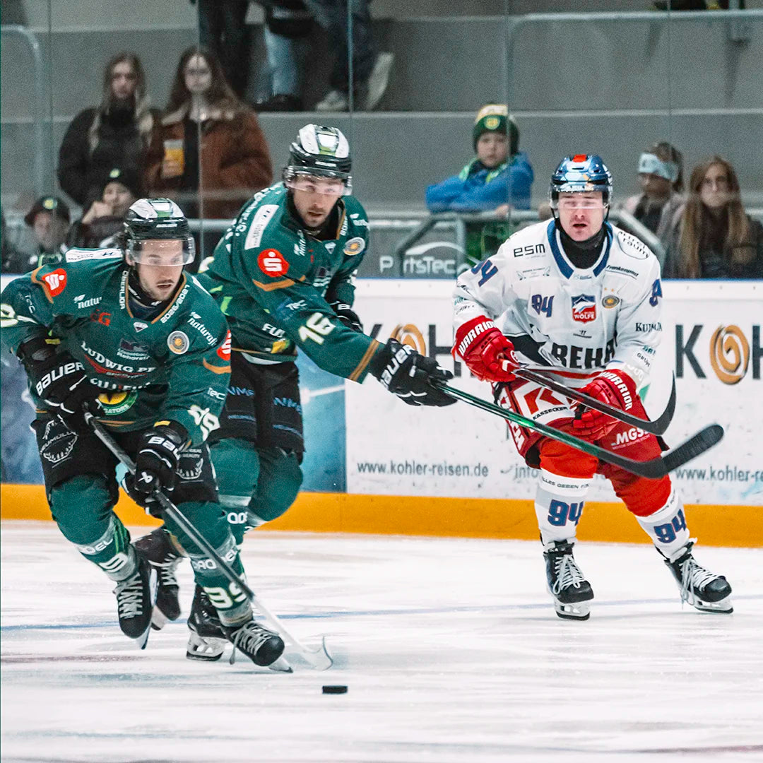 Ein Spieler der Höchstadt Alligators führt den Puck auf dem Eis